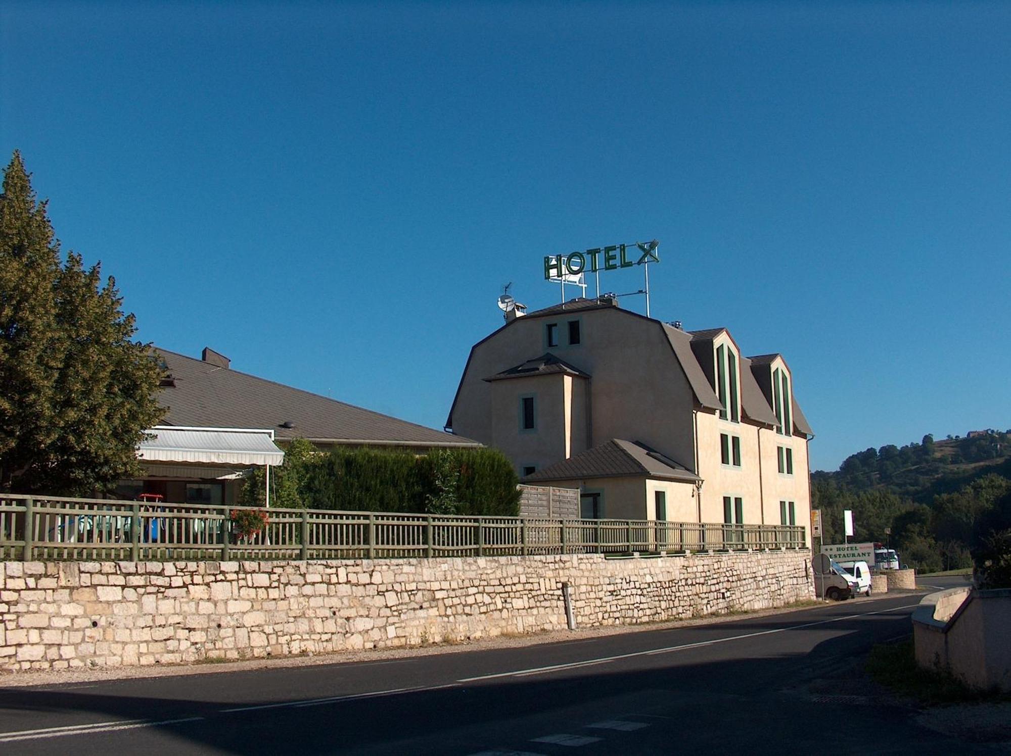 Hotel-Restaurant Le Calice Du Gevaudan - A75 バナサック エクステリア 写真