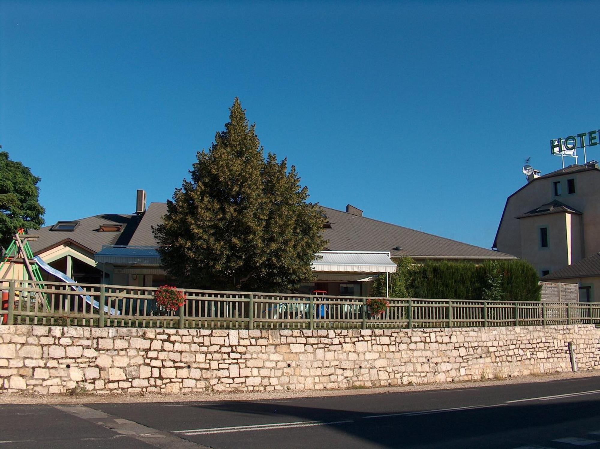 Hotel-Restaurant Le Calice Du Gevaudan - A75 バナサック エクステリア 写真