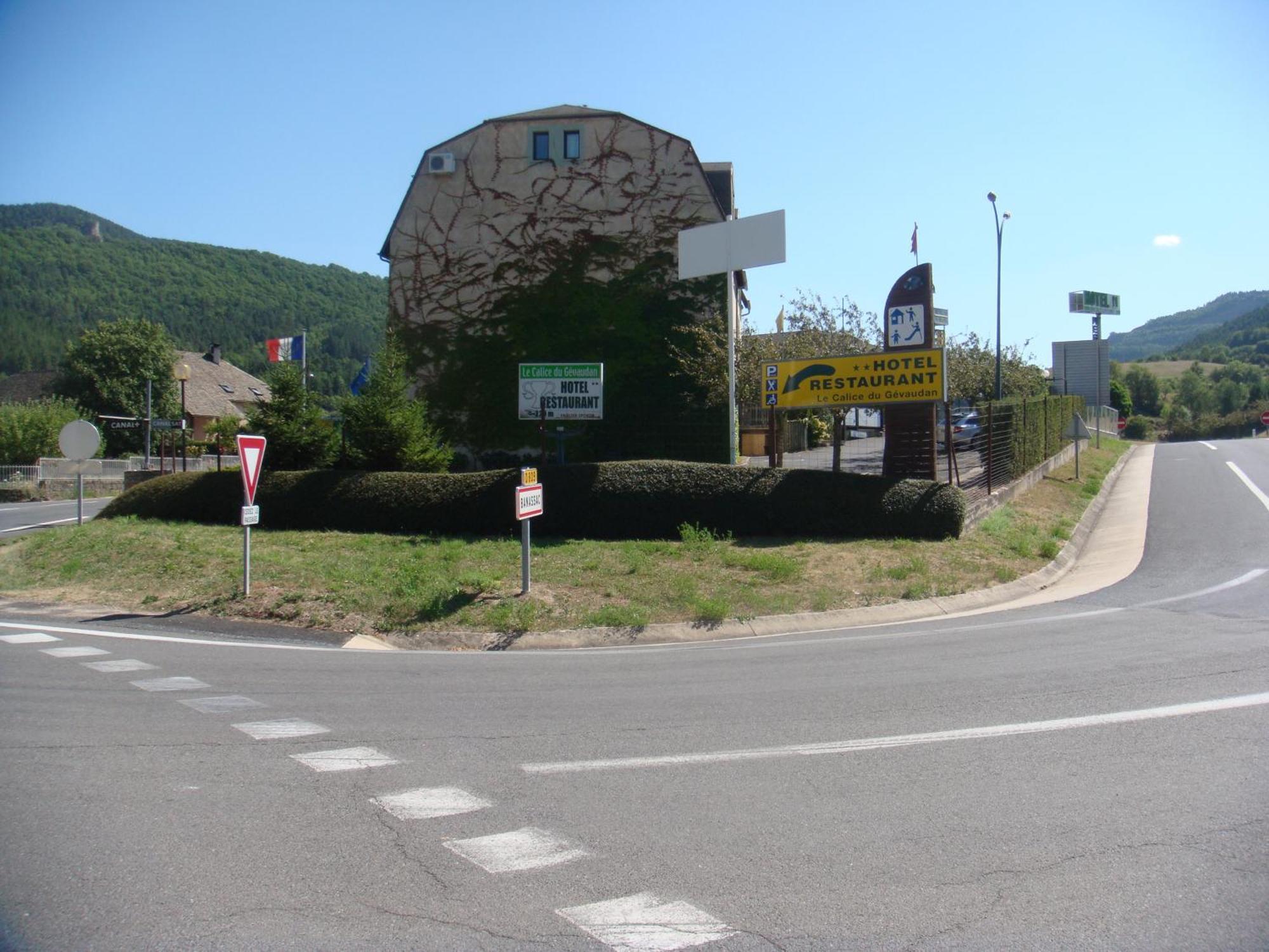 Hotel-Restaurant Le Calice Du Gevaudan - A75 バナサック エクステリア 写真