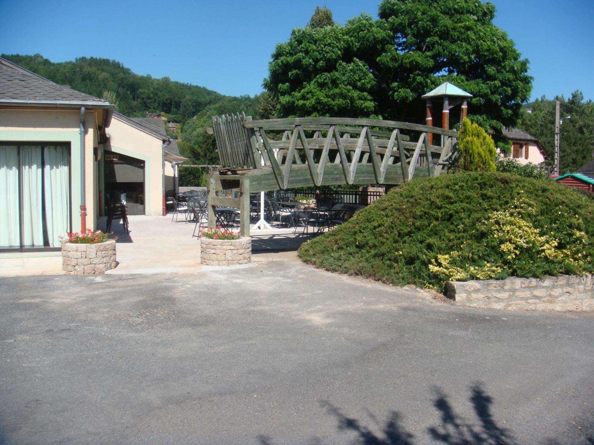 Hotel-Restaurant Le Calice Du Gevaudan - A75 バナサック エクステリア 写真