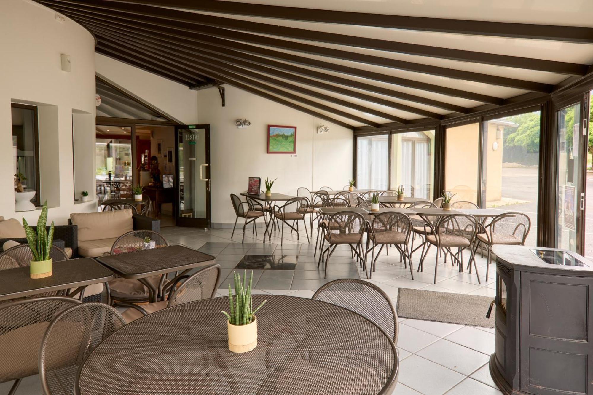 Hotel-Restaurant Le Calice Du Gevaudan - A75 バナサック エクステリア 写真