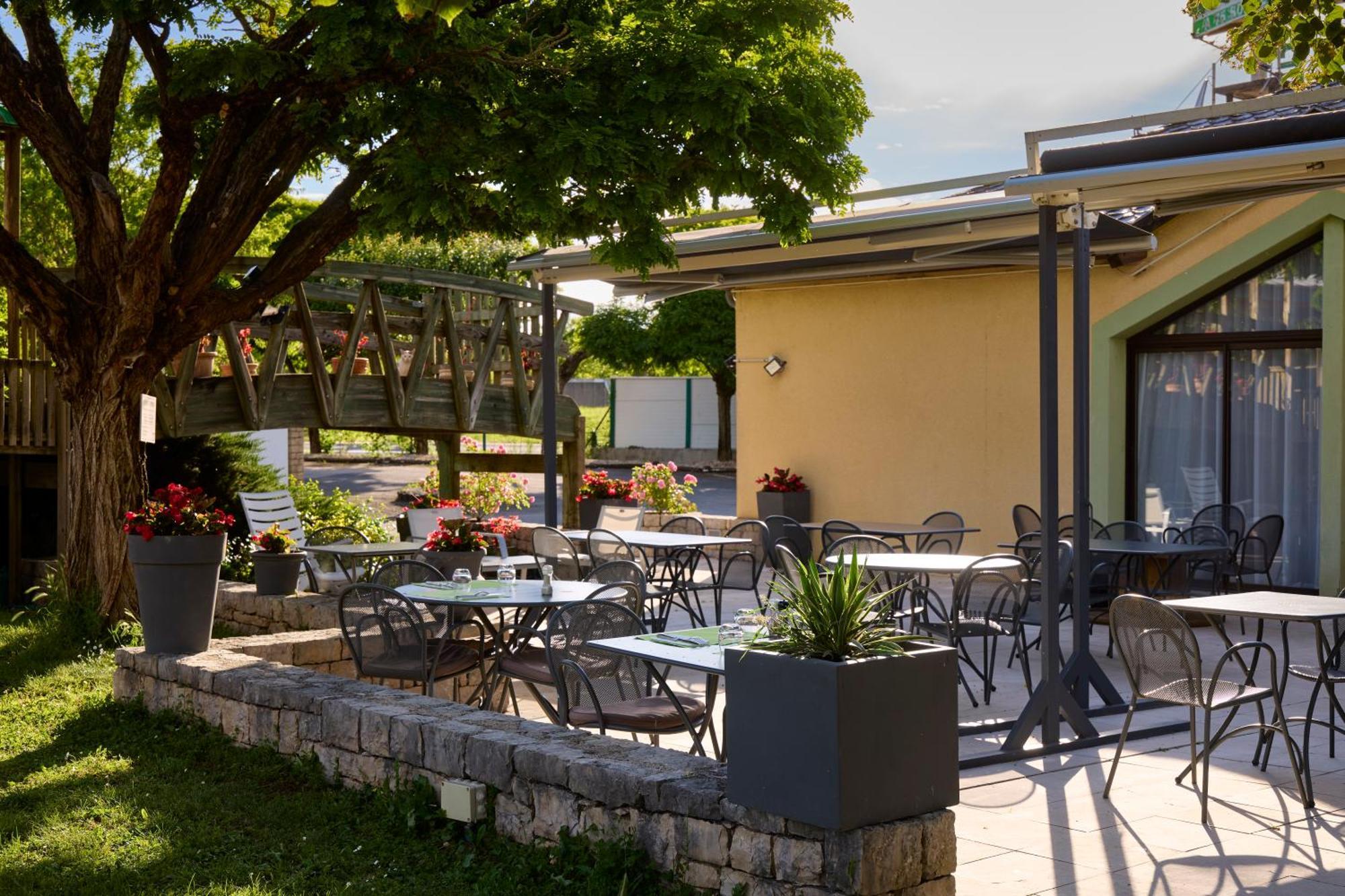 Hotel-Restaurant Le Calice Du Gevaudan - A75 バナサック エクステリア 写真