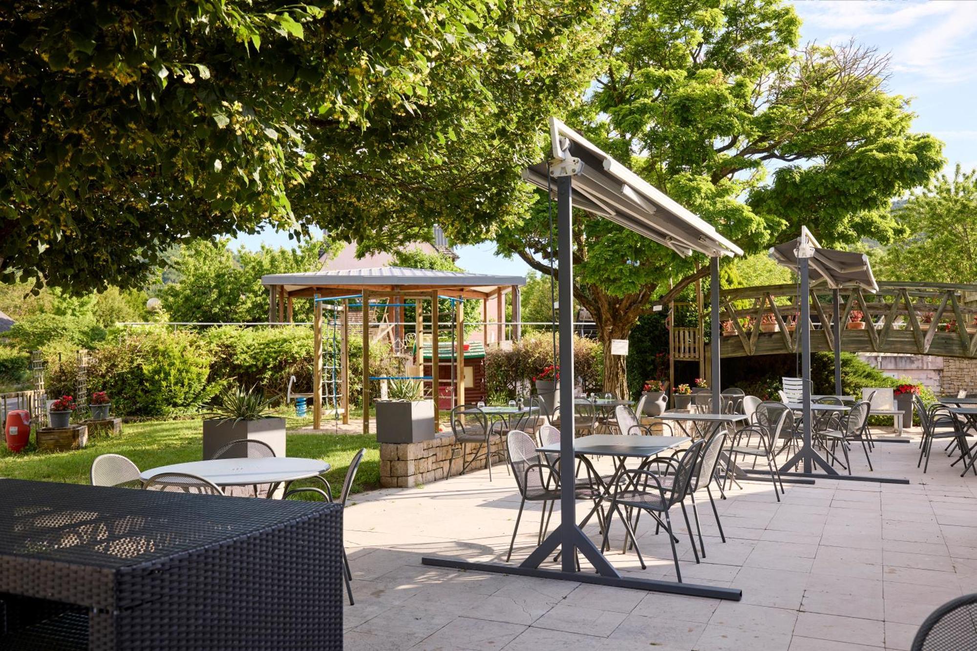 Hotel-Restaurant Le Calice Du Gevaudan - A75 バナサック エクステリア 写真