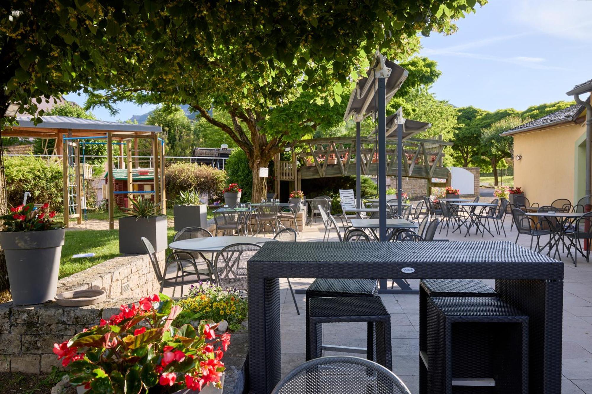 Hotel-Restaurant Le Calice Du Gevaudan - A75 バナサック エクステリア 写真