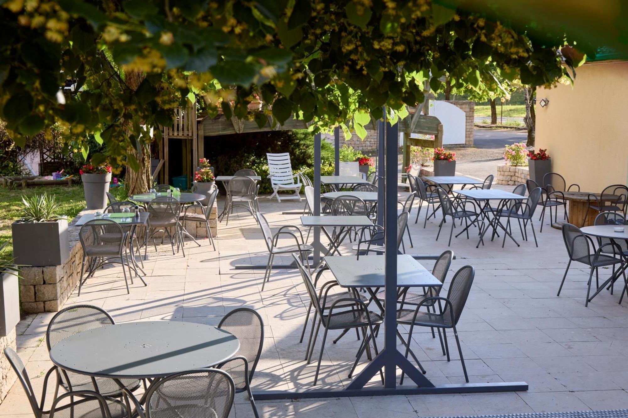 Hotel-Restaurant Le Calice Du Gevaudan - A75 バナサック エクステリア 写真