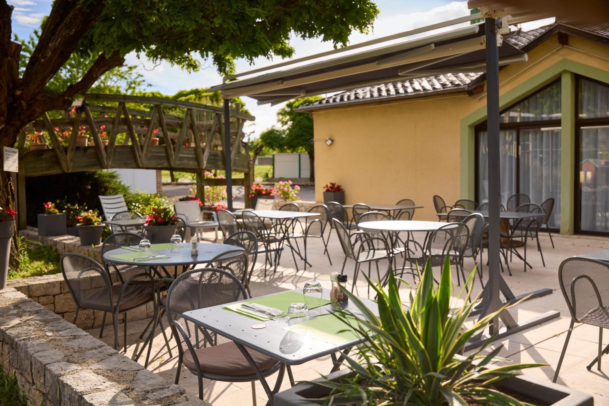 Hotel-Restaurant Le Calice Du Gevaudan - A75 バナサック エクステリア 写真