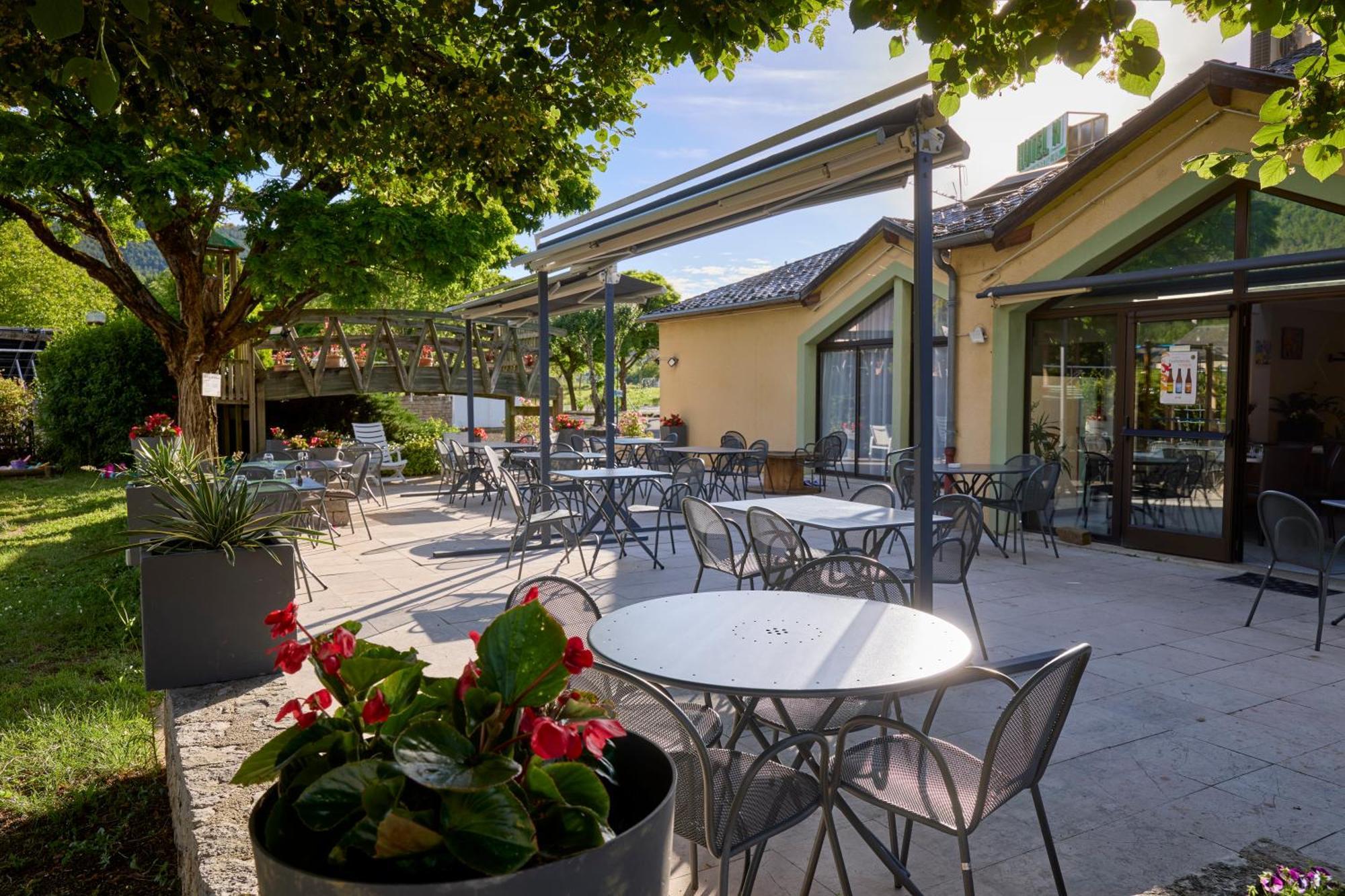 Hotel-Restaurant Le Calice Du Gevaudan - A75 バナサック エクステリア 写真
