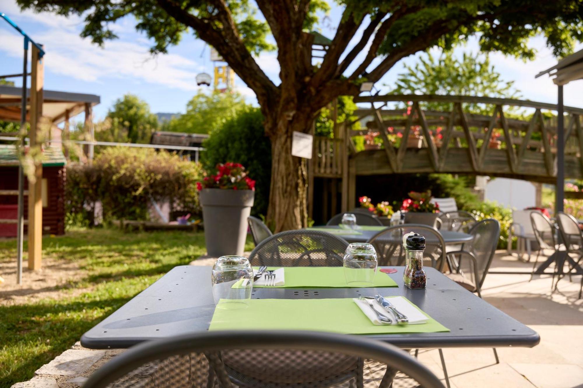 Hotel-Restaurant Le Calice Du Gevaudan - A75 バナサック エクステリア 写真