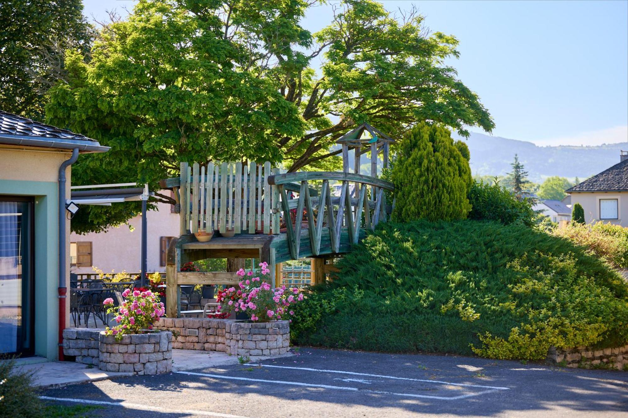 Hotel-Restaurant Le Calice Du Gevaudan - A75 バナサック エクステリア 写真