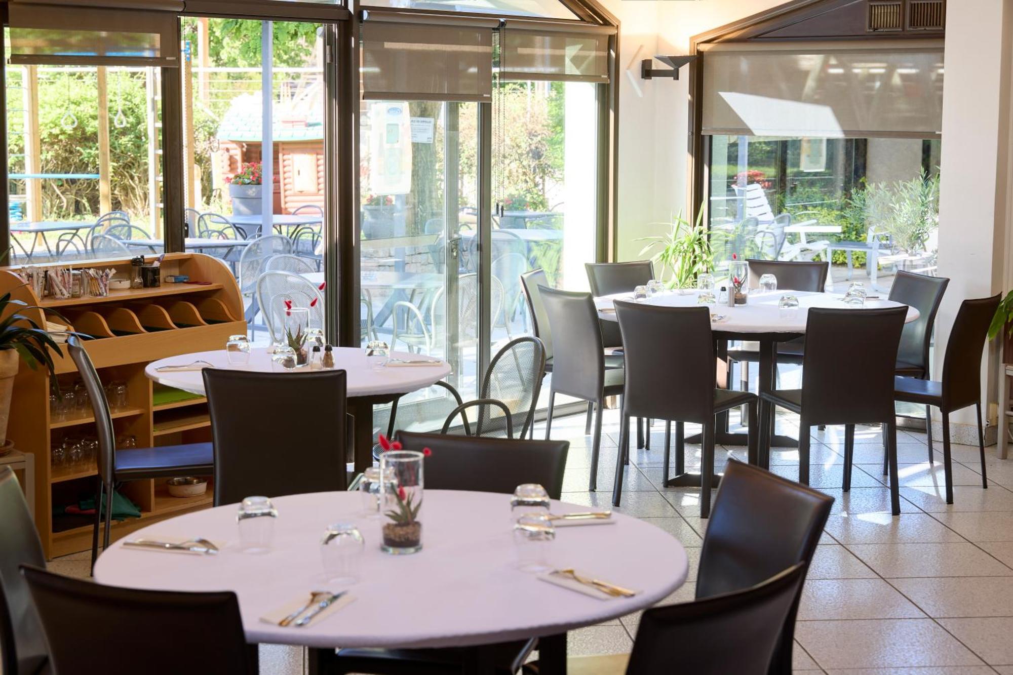 Hotel-Restaurant Le Calice Du Gevaudan - A75 バナサック エクステリア 写真