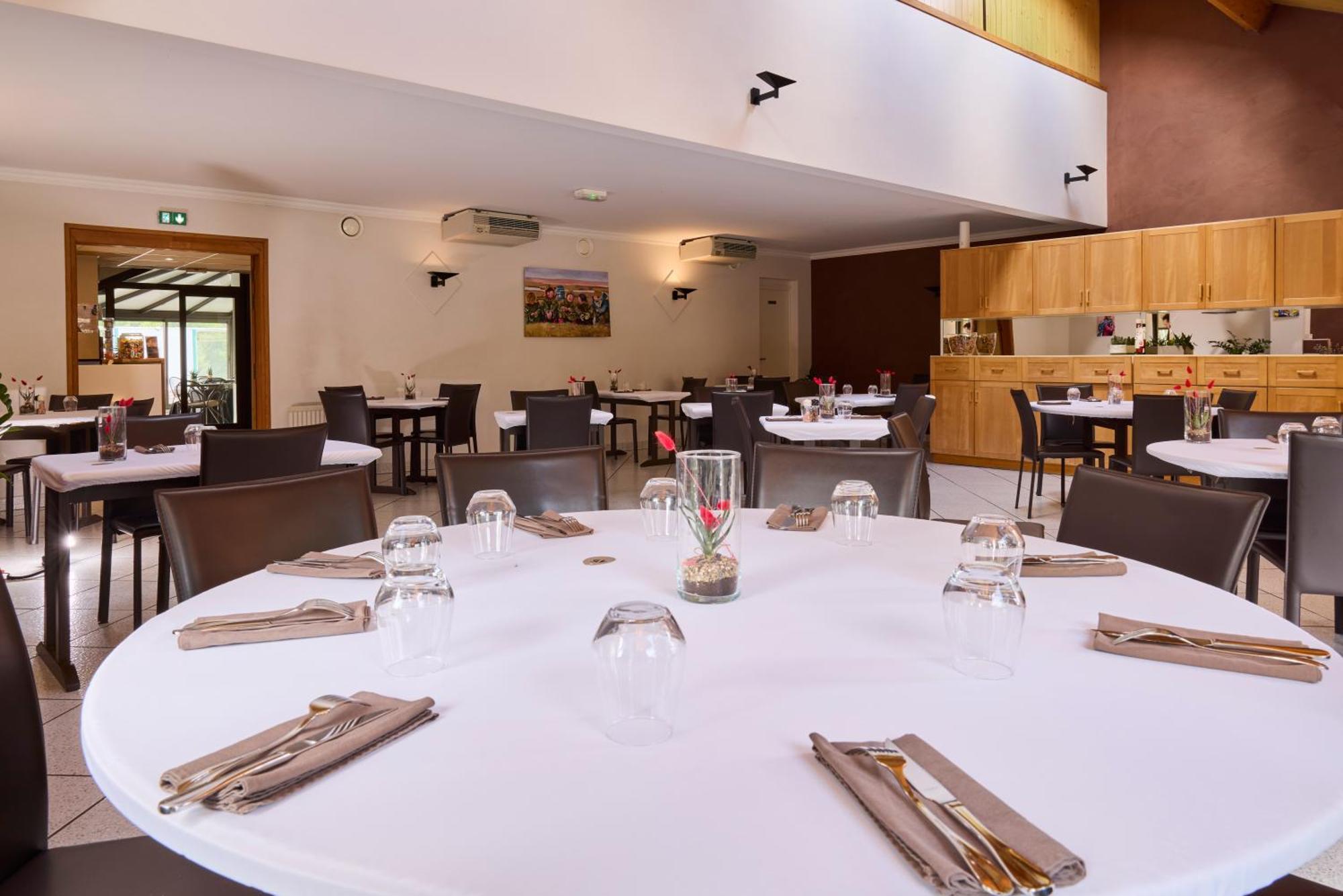 Hotel-Restaurant Le Calice Du Gevaudan - A75 バナサック エクステリア 写真