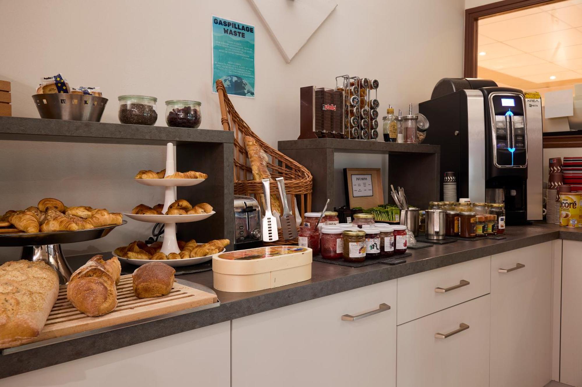 Hotel-Restaurant Le Calice Du Gevaudan - A75 バナサック エクステリア 写真