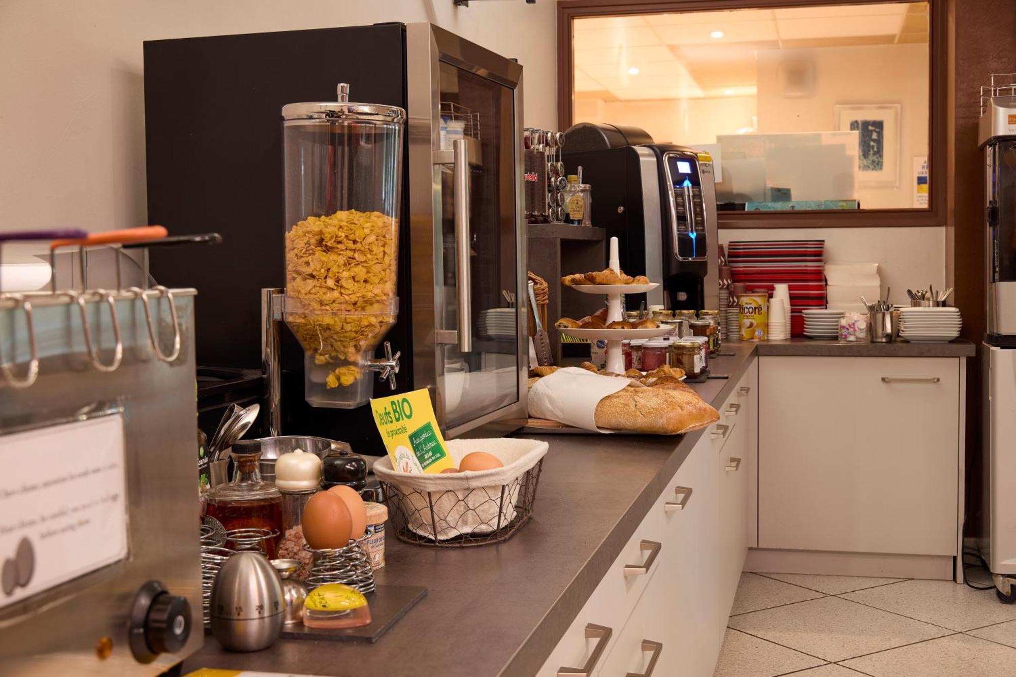 Hotel-Restaurant Le Calice Du Gevaudan - A75 バナサック エクステリア 写真