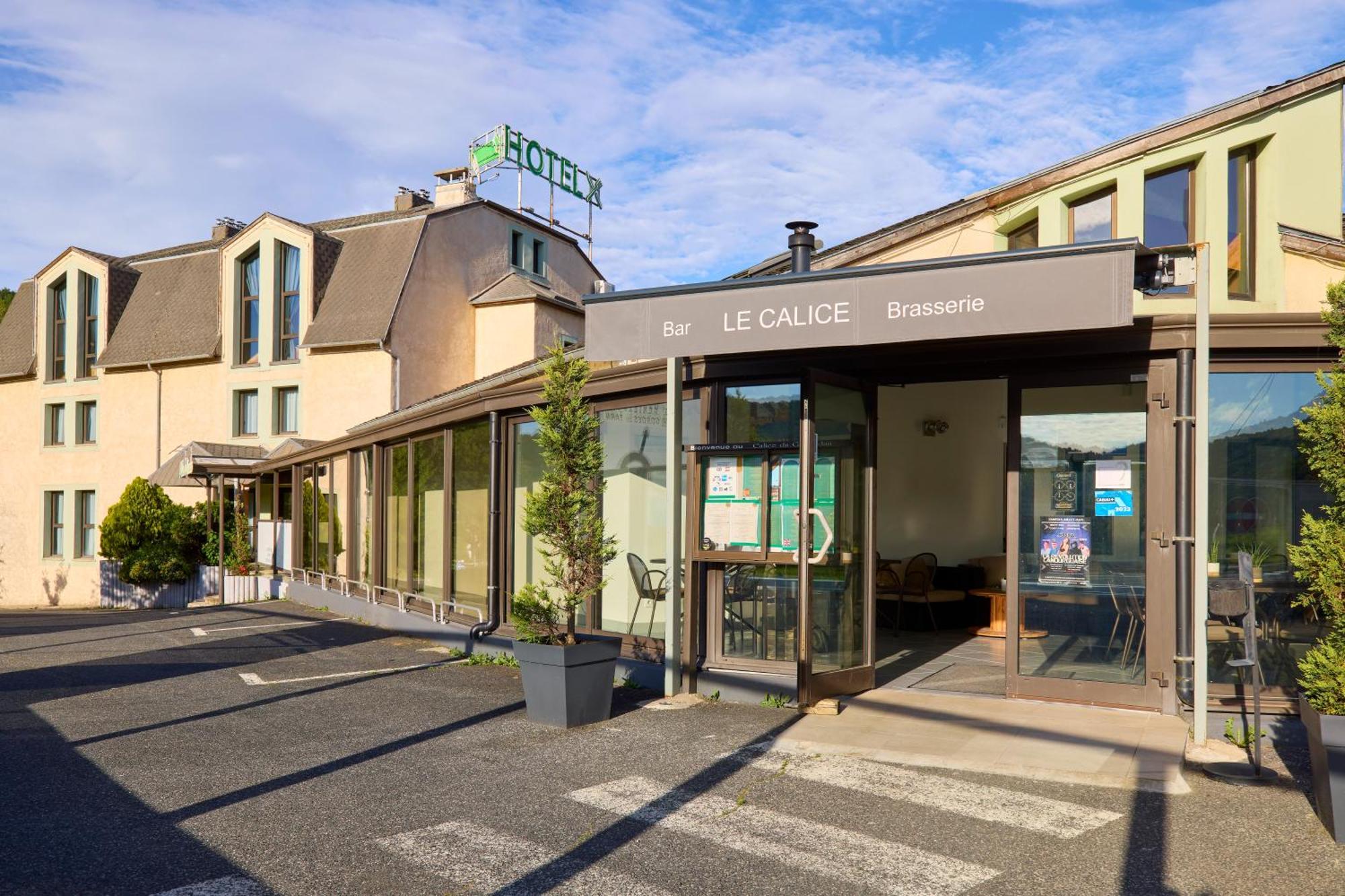 Hotel-Restaurant Le Calice Du Gevaudan - A75 バナサック エクステリア 写真