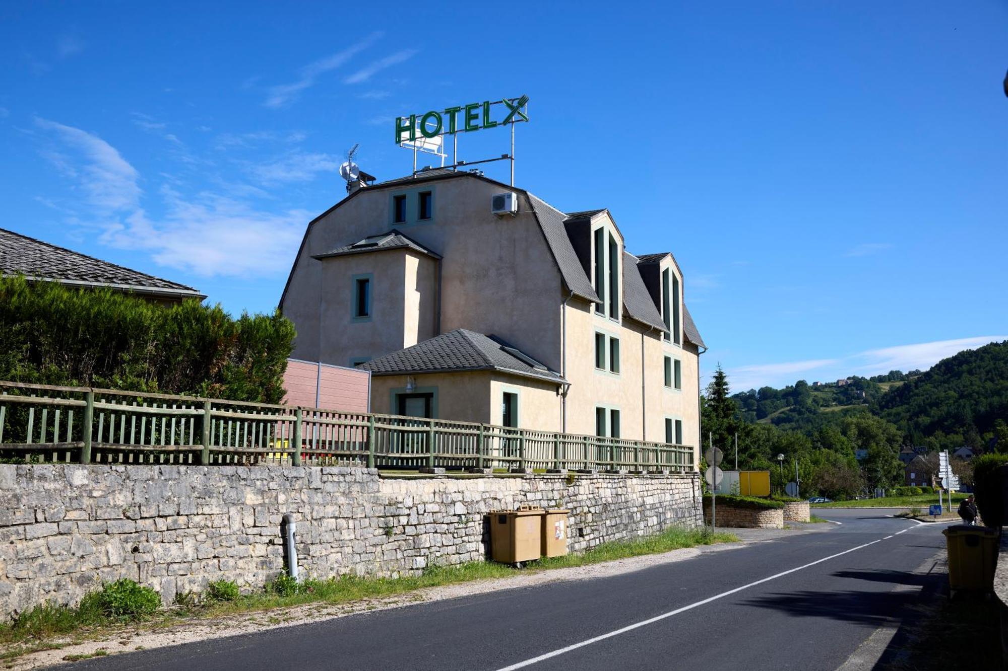 Hotel-Restaurant Le Calice Du Gevaudan - A75 バナサック エクステリア 写真