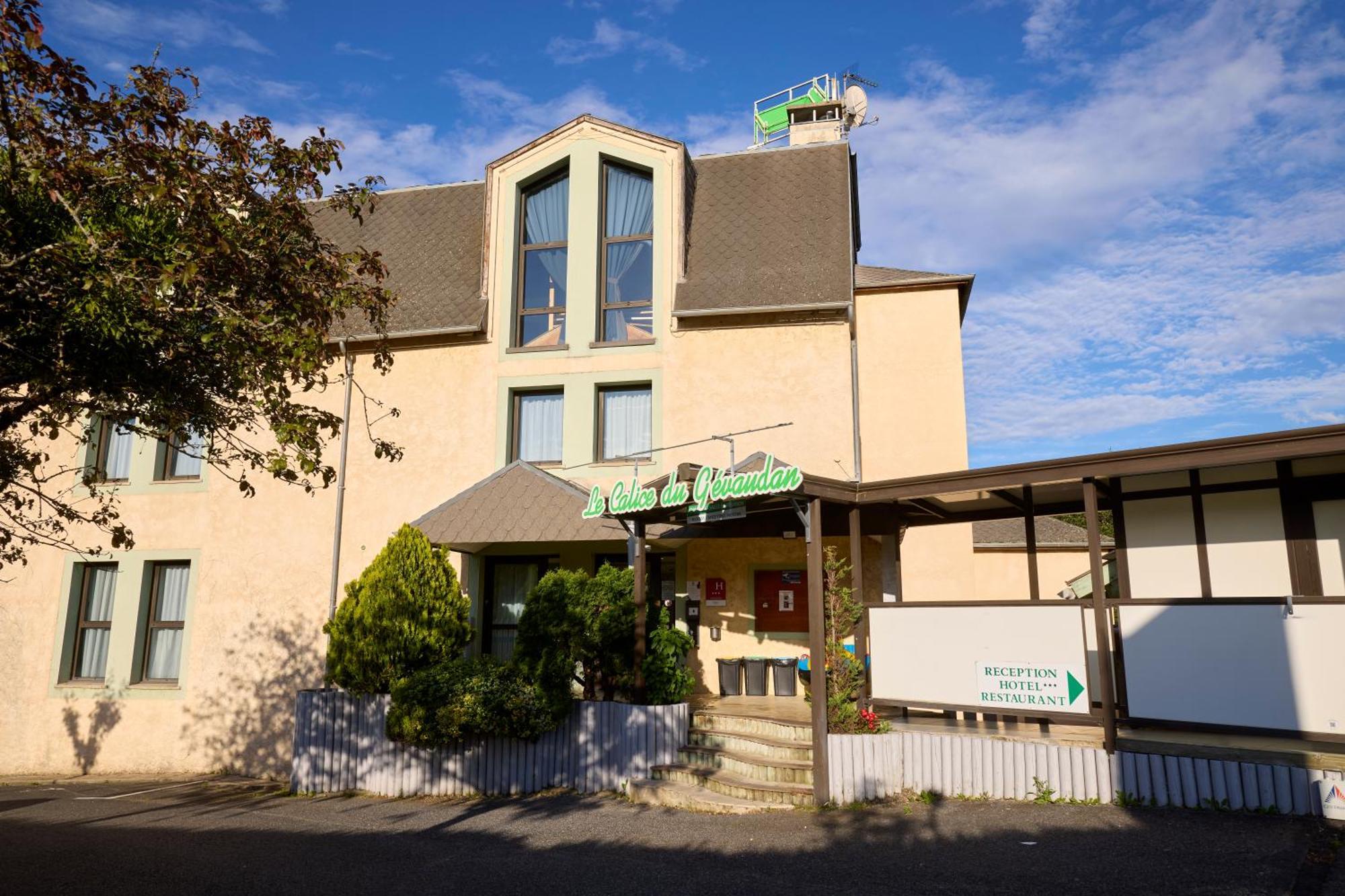 Hotel-Restaurant Le Calice Du Gevaudan - A75 バナサック エクステリア 写真