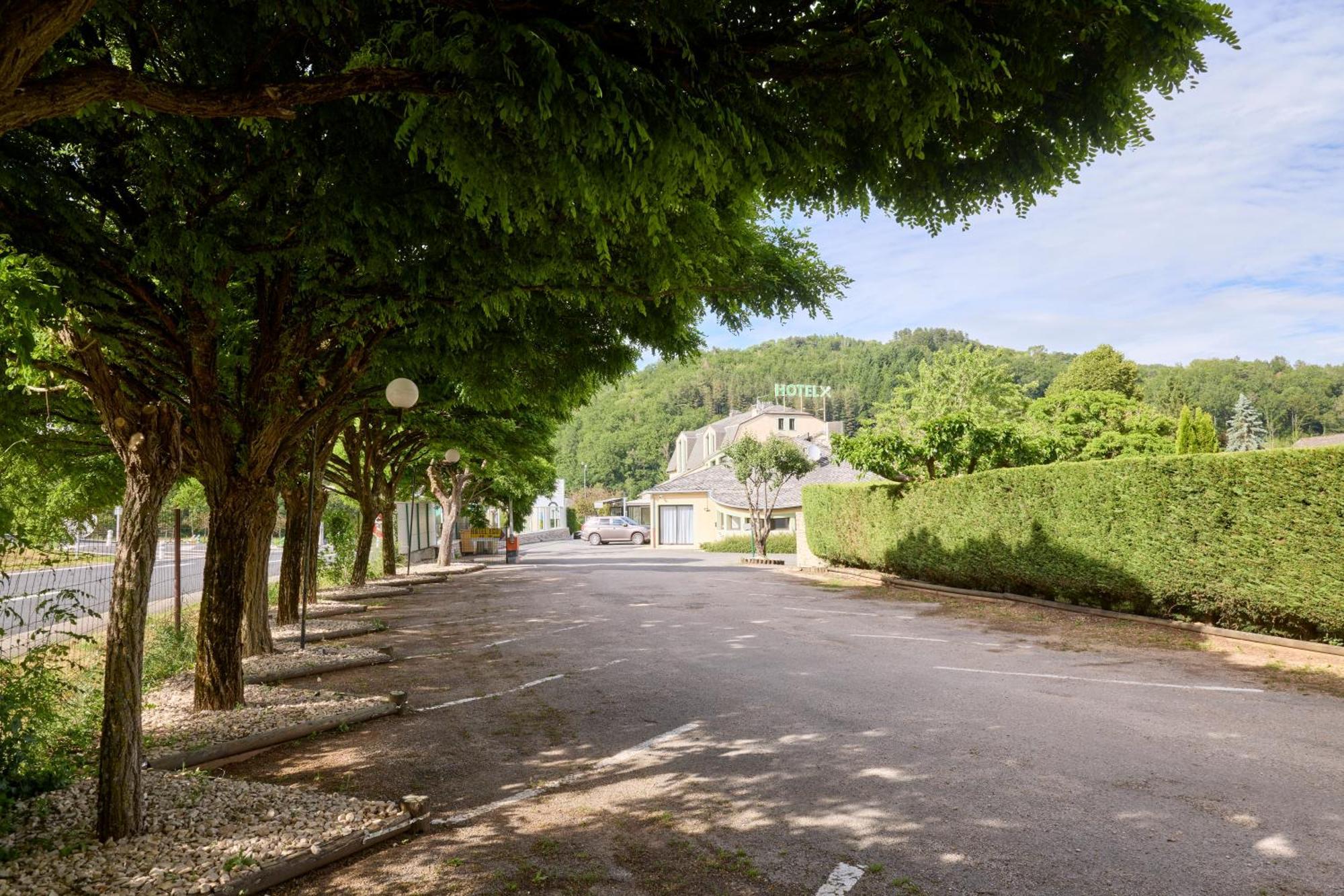 Hotel-Restaurant Le Calice Du Gevaudan - A75 バナサック エクステリア 写真