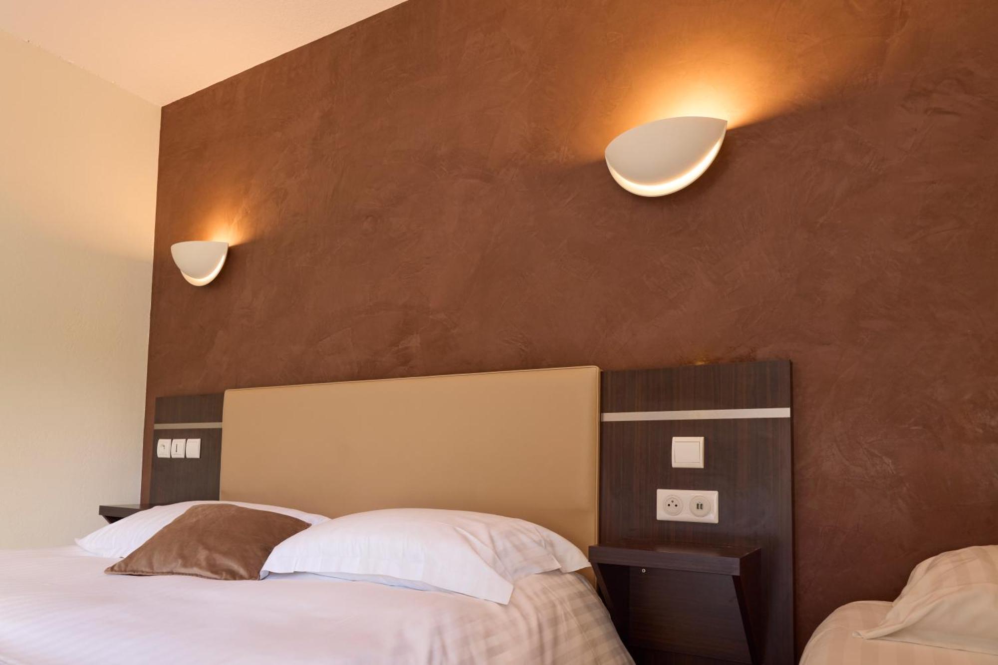 Hotel-Restaurant Le Calice Du Gevaudan - A75 バナサック エクステリア 写真