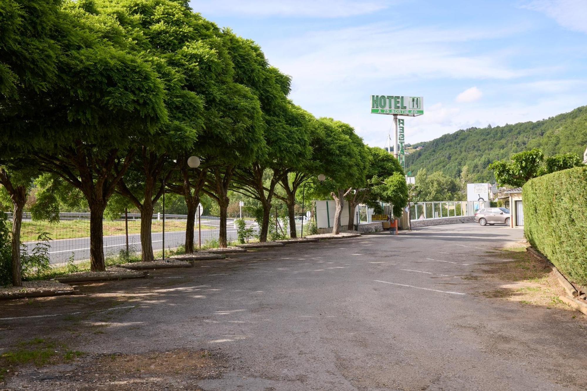 Hotel-Restaurant Le Calice Du Gevaudan - A75 バナサック エクステリア 写真
