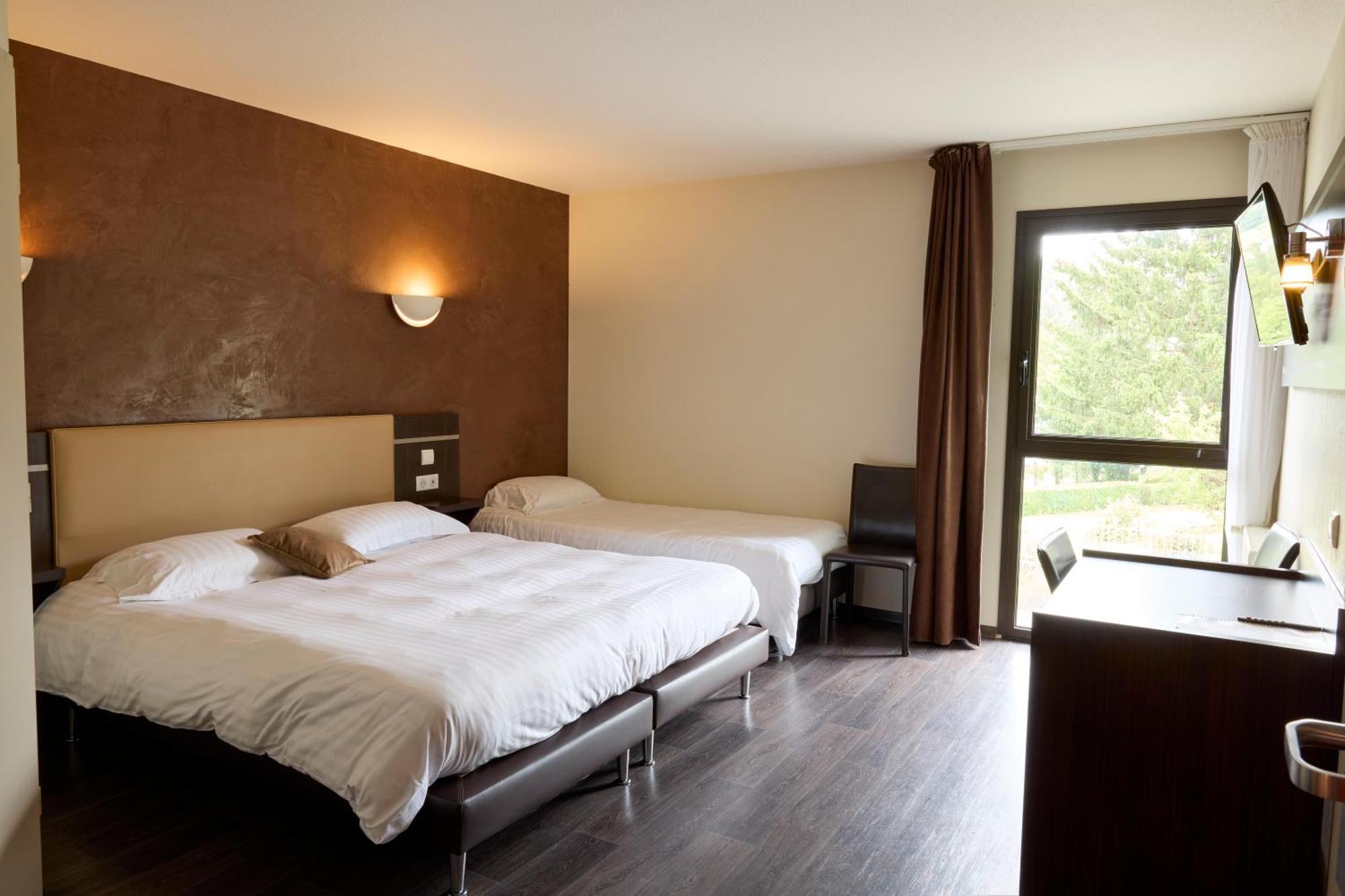 Hotel-Restaurant Le Calice Du Gevaudan - A75 バナサック エクステリア 写真