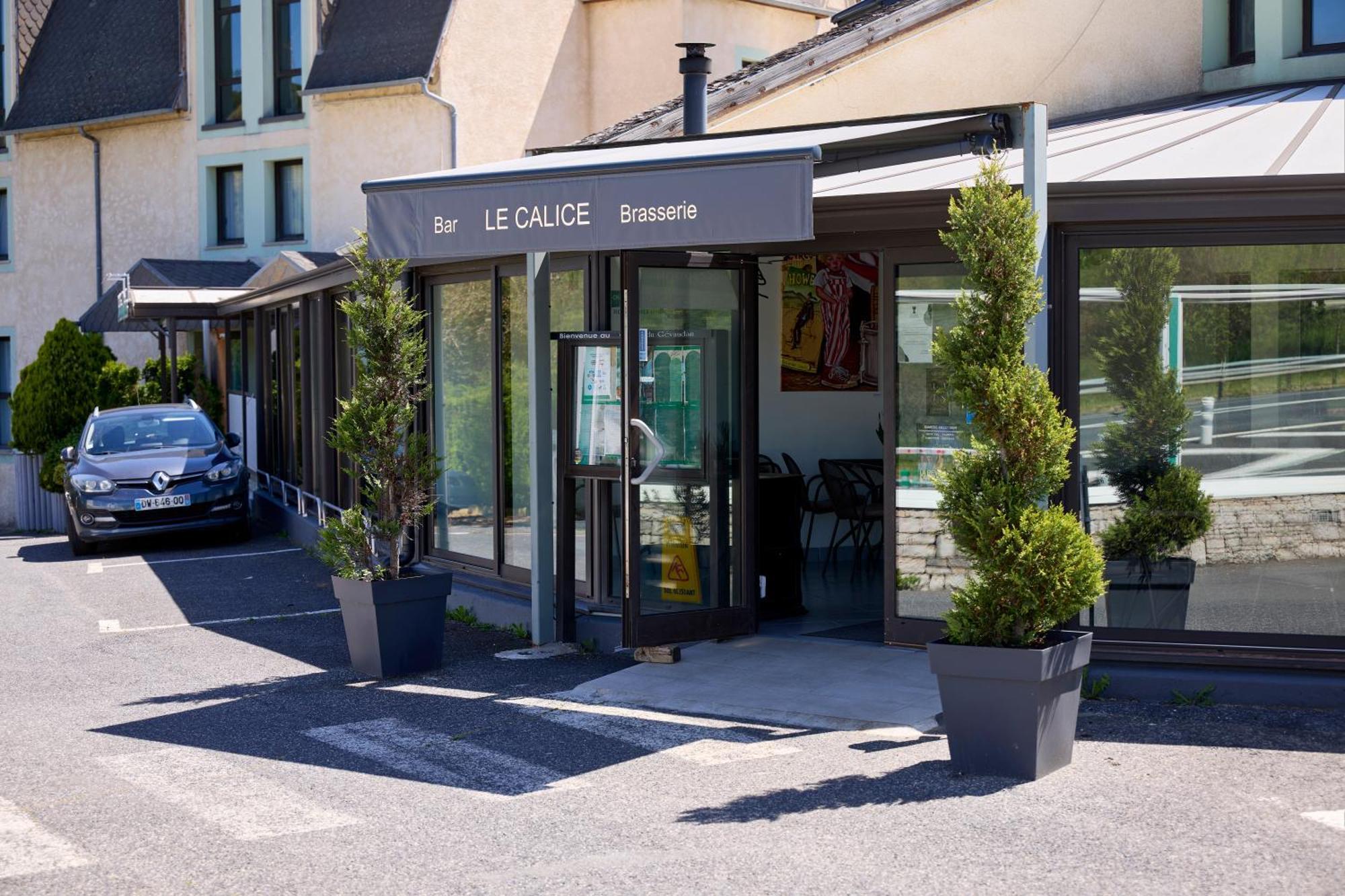 Hotel-Restaurant Le Calice Du Gevaudan - A75 バナサック エクステリア 写真