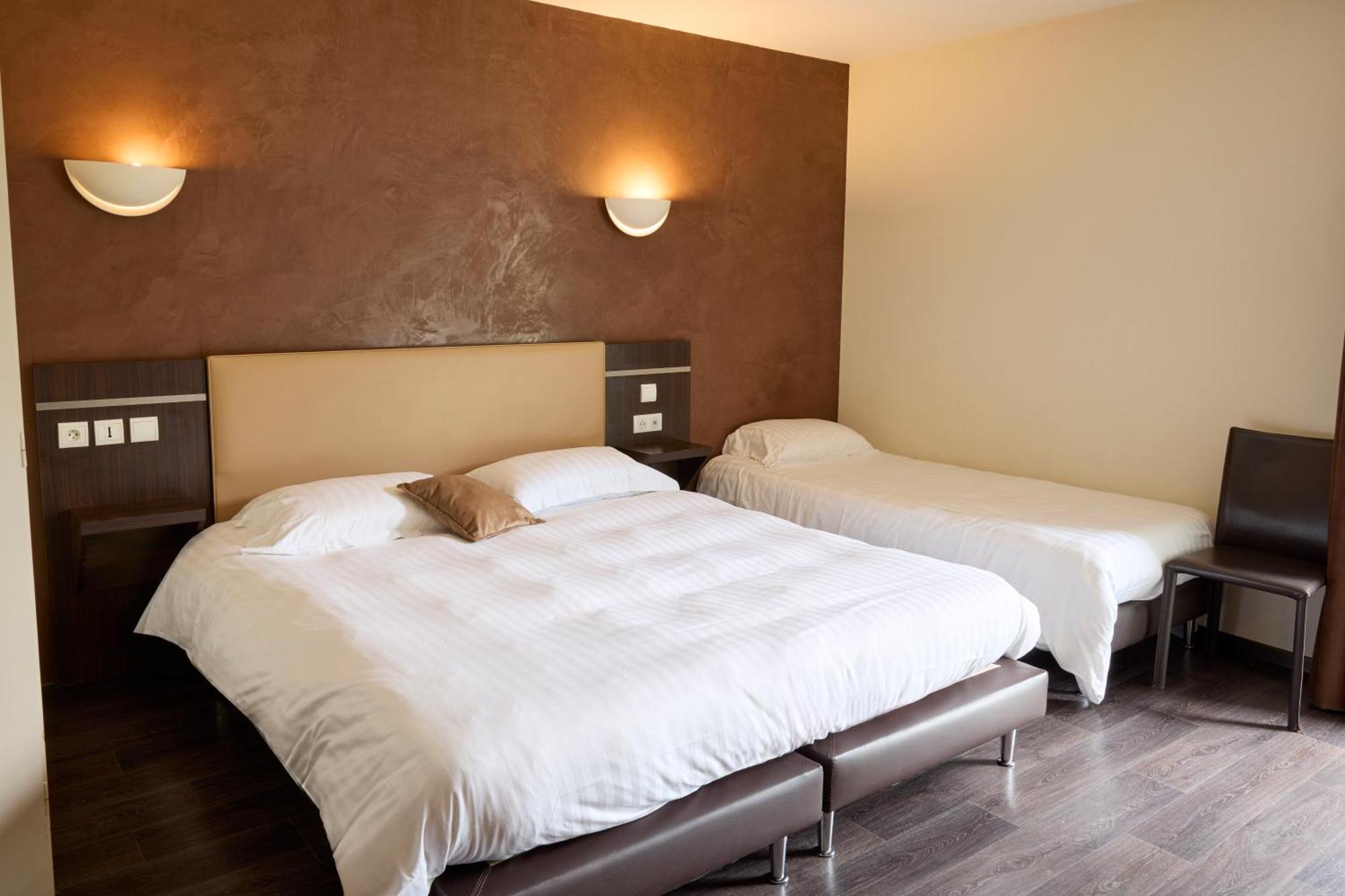 Hotel-Restaurant Le Calice Du Gevaudan - A75 バナサック エクステリア 写真