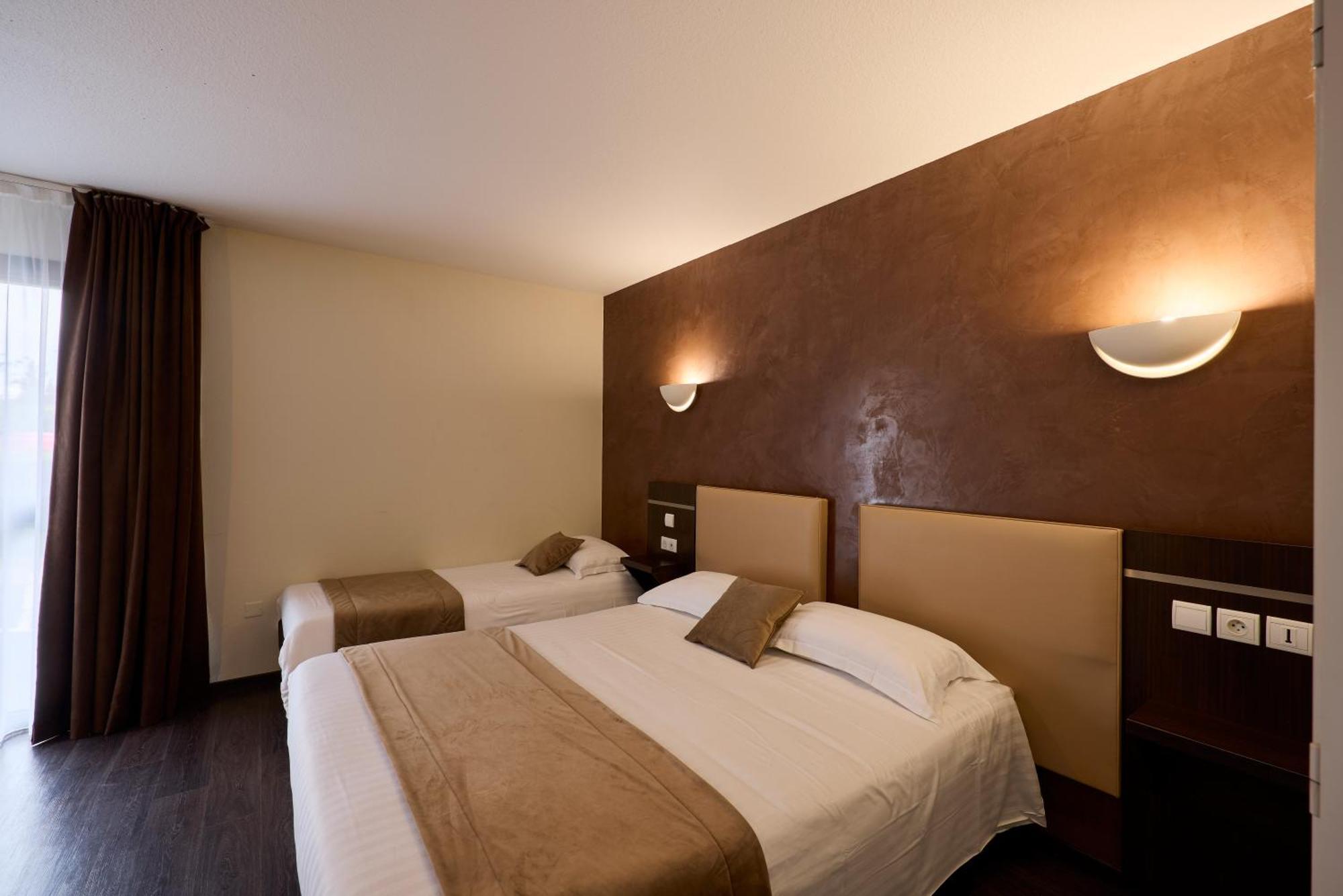 Hotel-Restaurant Le Calice Du Gevaudan - A75 バナサック エクステリア 写真
