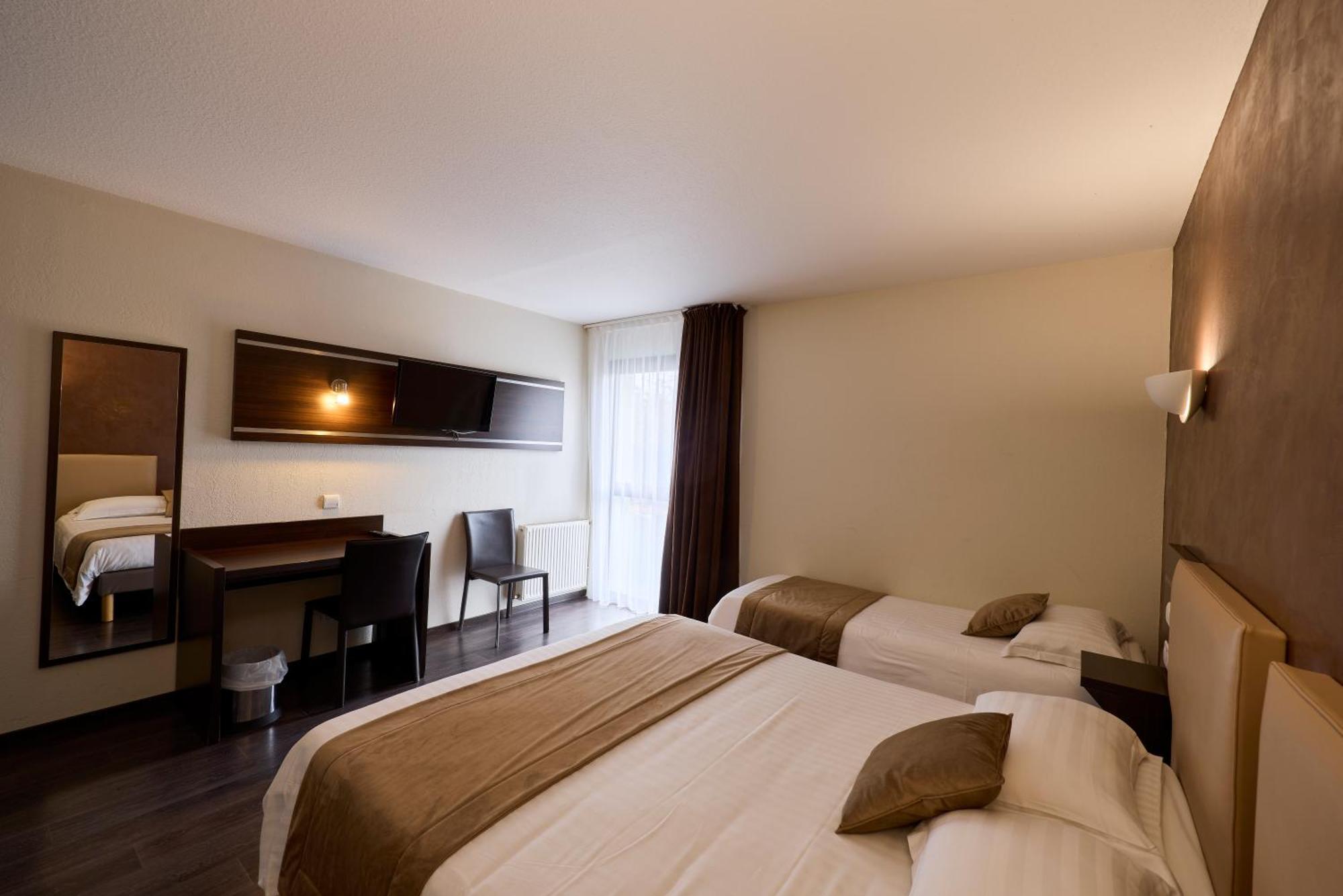 Hotel-Restaurant Le Calice Du Gevaudan - A75 バナサック エクステリア 写真