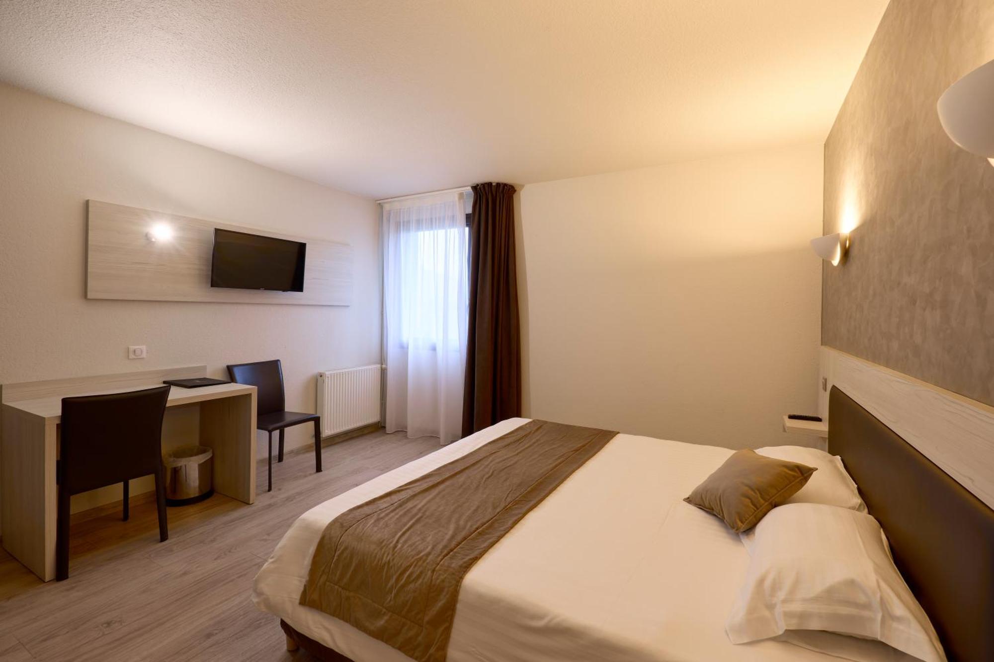 Hotel-Restaurant Le Calice Du Gevaudan - A75 バナサック エクステリア 写真