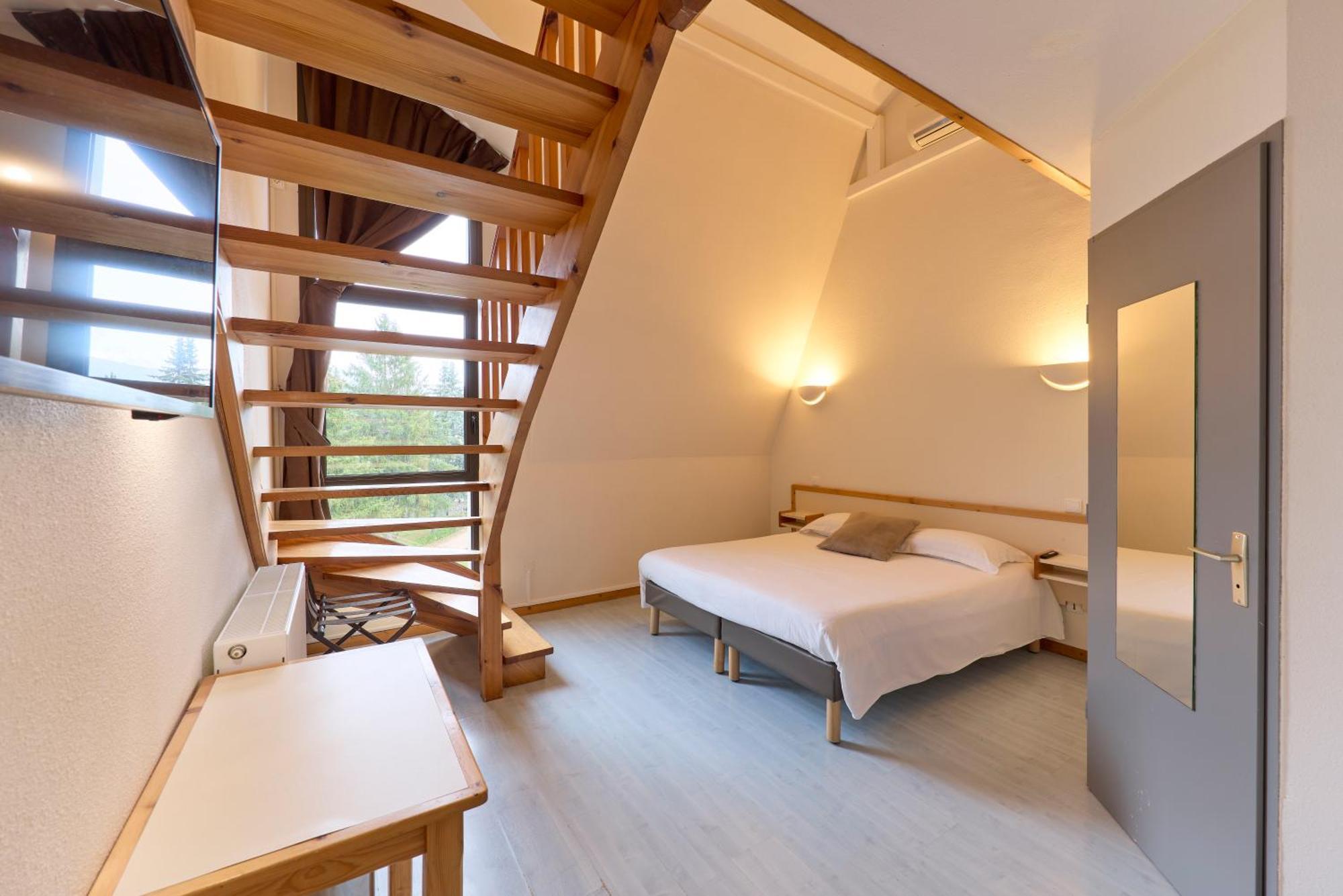 Hotel-Restaurant Le Calice Du Gevaudan - A75 バナサック エクステリア 写真