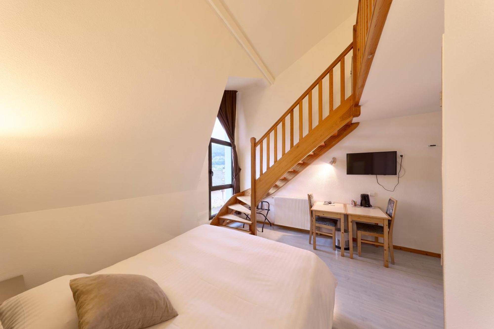 Hotel-Restaurant Le Calice Du Gevaudan - A75 バナサック エクステリア 写真