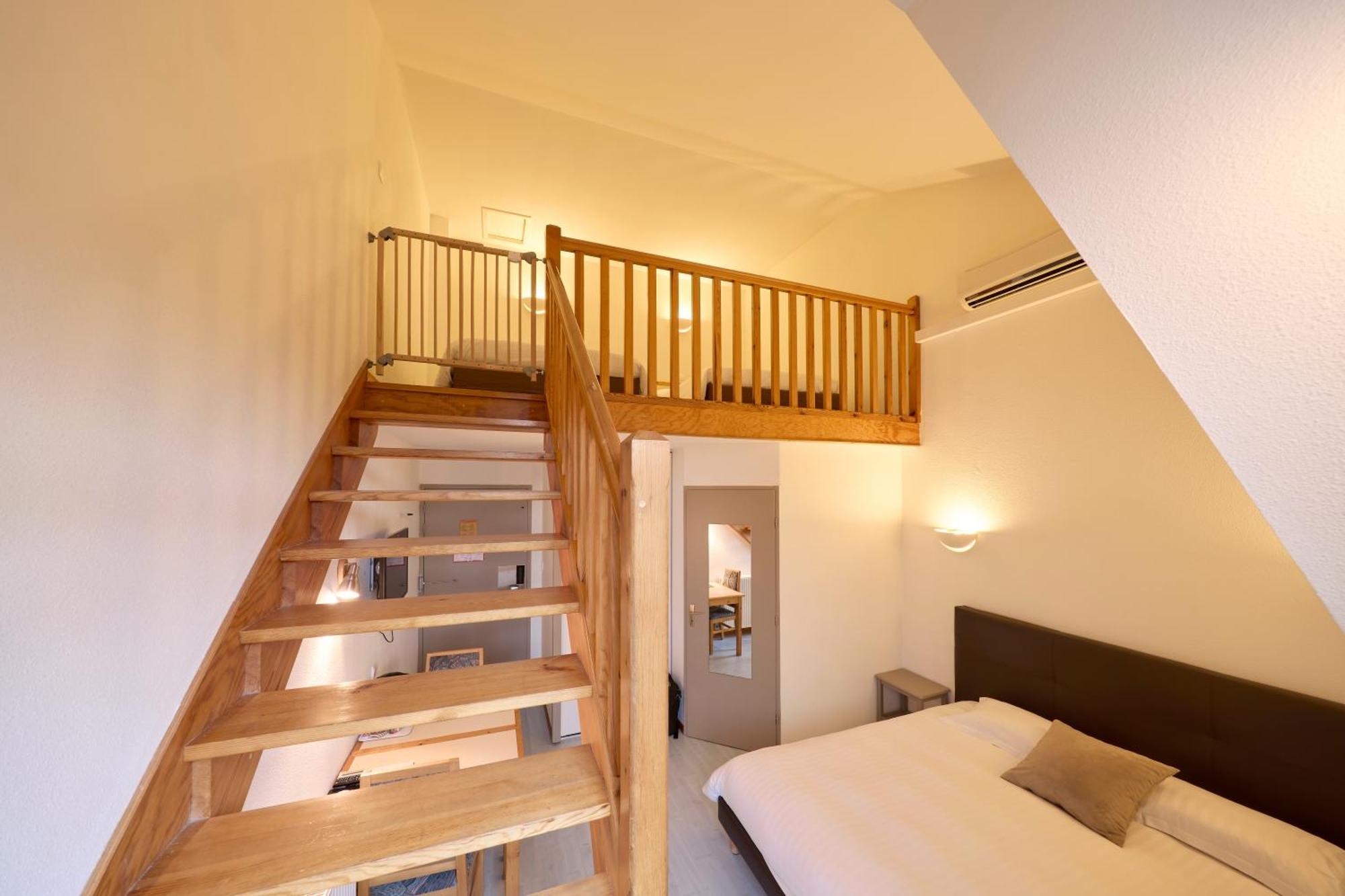 Hotel-Restaurant Le Calice Du Gevaudan - A75 バナサック エクステリア 写真