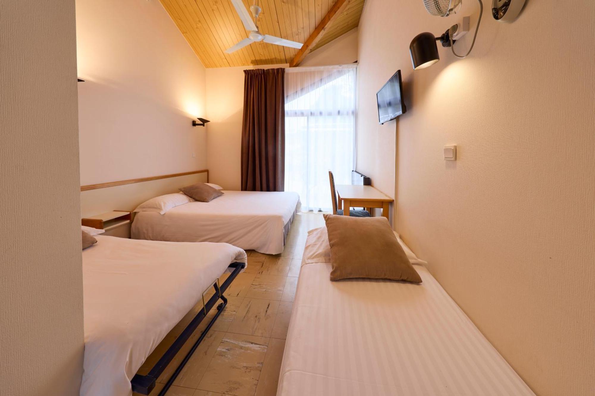 Hotel-Restaurant Le Calice Du Gevaudan - A75 バナサック エクステリア 写真