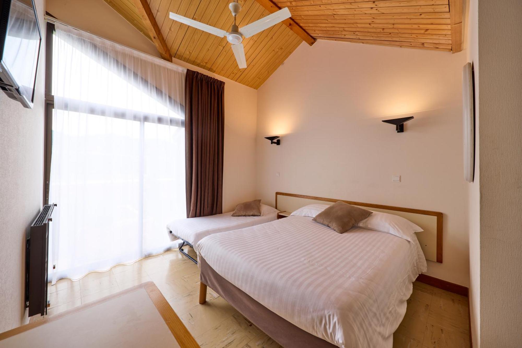 Hotel-Restaurant Le Calice Du Gevaudan - A75 バナサック エクステリア 写真